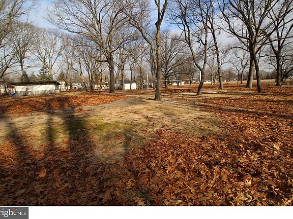 5th image of 381 Ward Ave