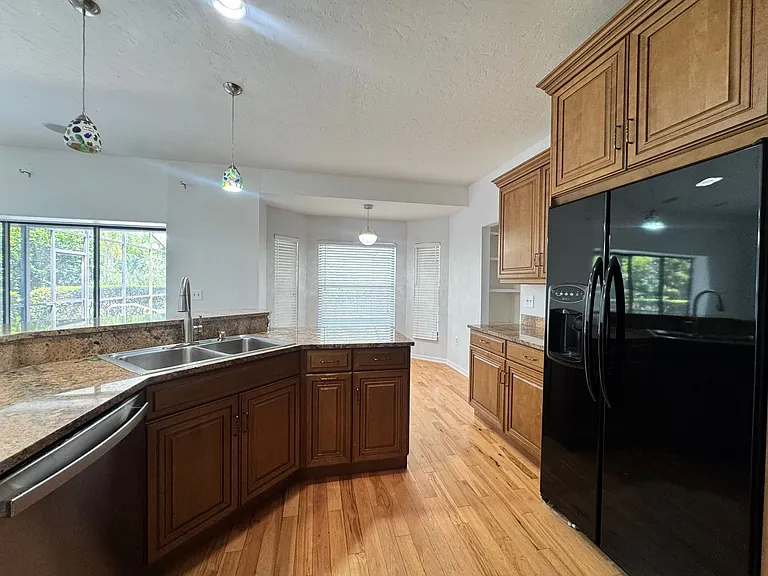 6077 Marella Dr — Photo 9