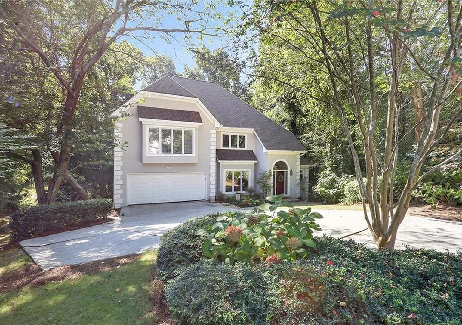 Stunning 4-bedroom, 3.5-bathroom home located in the vibrant city of Sandy Springs, GA. — Photo 1