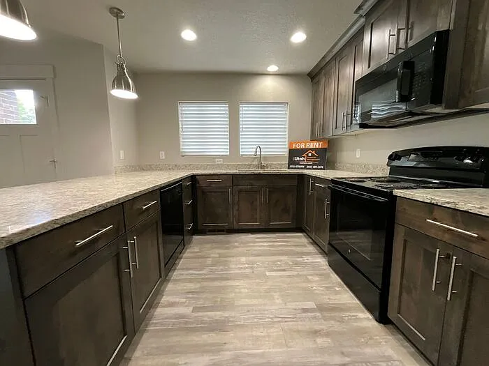 3 bed, 2.5 bath, 2700 sqft, $2,275 — Photo 4