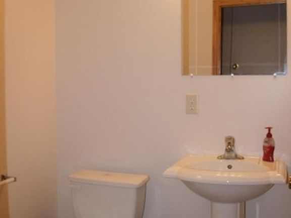 4th image of 822 New Hampshire St