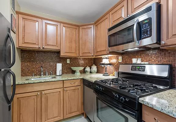 3rd image of 222 E 80th St APT 8D