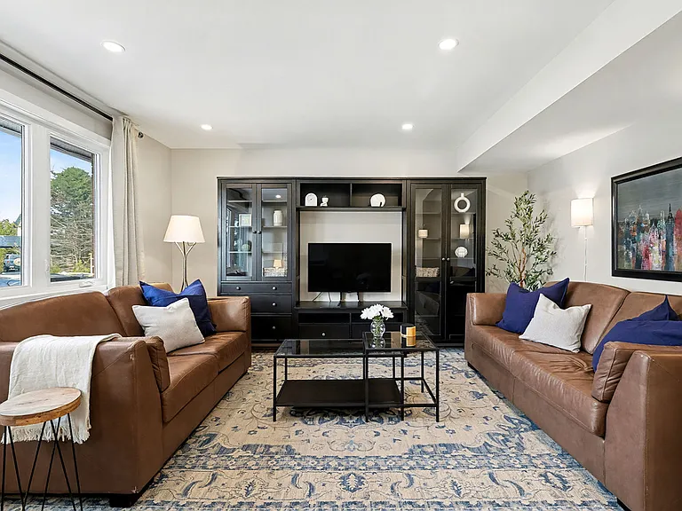 Spacious living room with comfortable leather seating in our Ottawa furnished rental, ideal for midterm stays.
