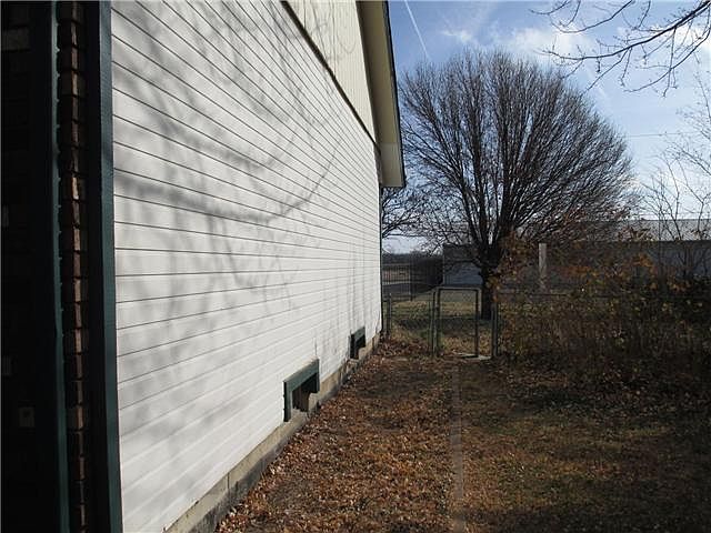 2nd image of 921 E 2nd Cir