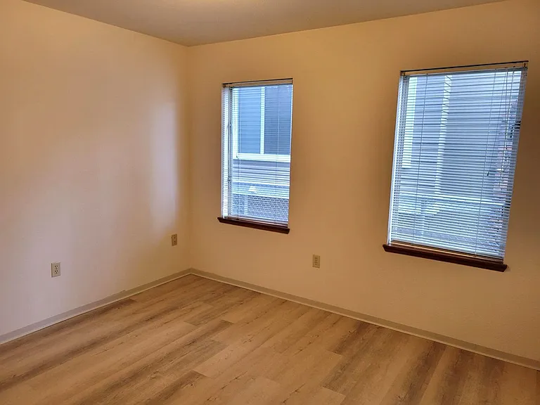 Willow Bay Apartments — Photo 20