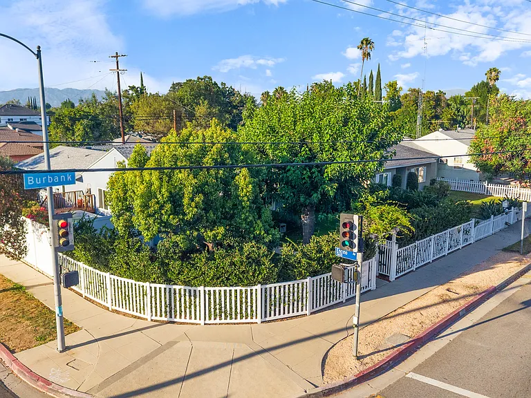 17453 Burbank Blvd — Photo 22
