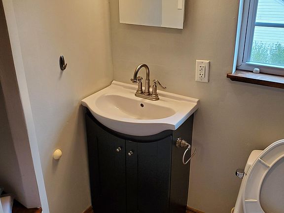 5th image of 724 Circle Ct