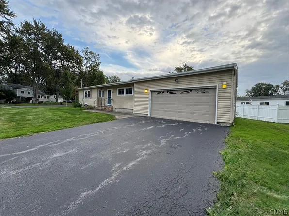 17 Gooseberry Ln, Liverpool, NY 13090