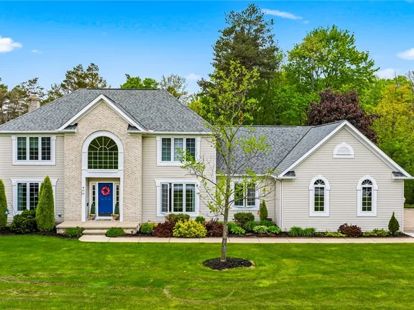 10830 Lakebrook Dr, Kirtland, OH 44094