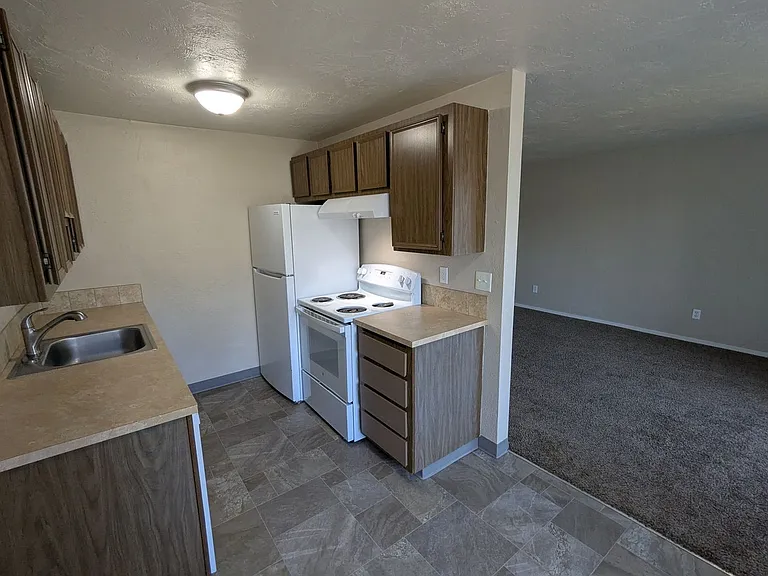 Apartment in West Salem near banks, shopping areas, bus lines, and downtown! ~ Colonial — Photo 69