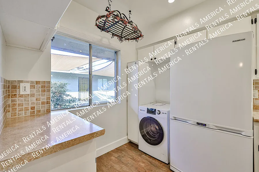 Spacious Upstairs 2BD 2BA Condo in Central Phoenix! — Photo 4