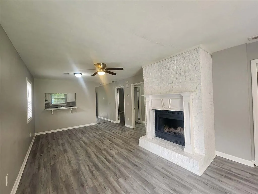 2 bed, 1.0 bath, 2016 sqft, $1,300 — Photo 3