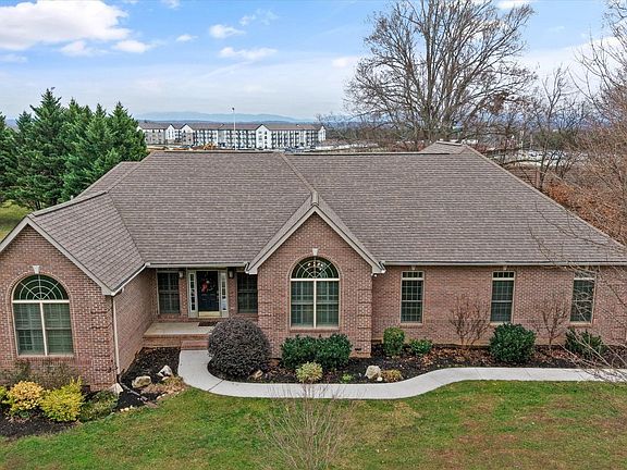 2nd image of 1826 Peppertree Dr