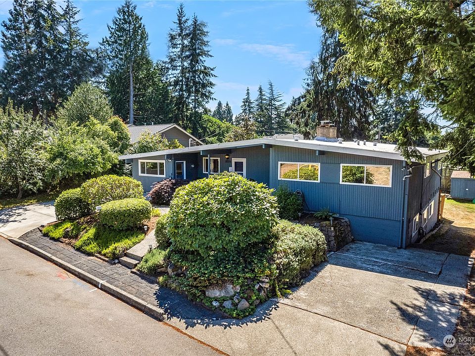 Have the joy of owning a home with  architectural interest as provided by this  classic Pacific Northwest contemporary that  comes complete with beautifully matured  landscaping. The discrete front view does  not show the actual size of this HUGE home;  over 4,000 square feet here!>