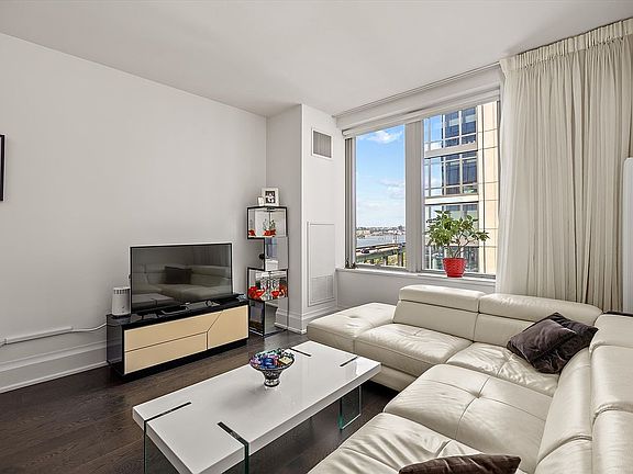 3rd image of 50 Riverside Blvd APT 6D