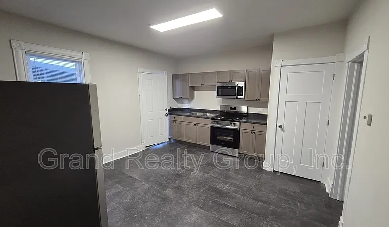 129 Cedar Ave #2R — Photo 4