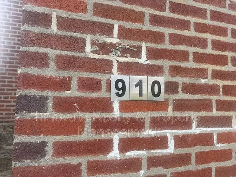 910 E Sharpnack St #2 — Photo 12