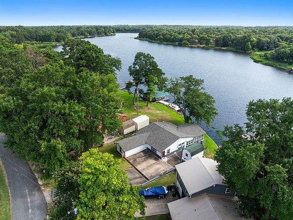 2nd image of 1068 Lakeside Dr