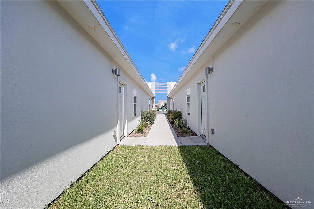 3 bed, 2.0 bath, 1100 sqft, $1,350 — Photo 2