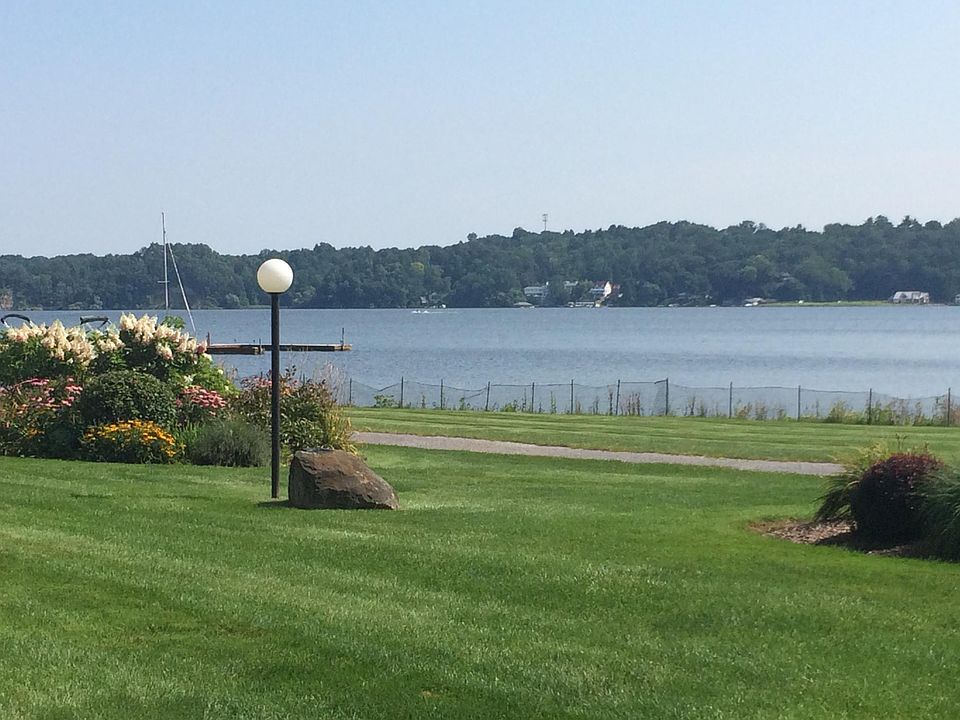 Beautiful Location Right on the Bay