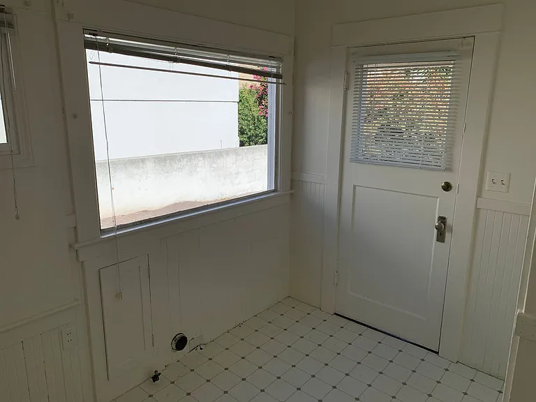 560 Jefferson St — Photo 16