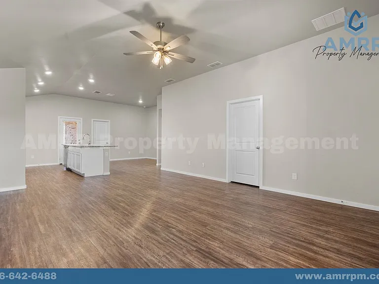 2037 Kenwood Ave — Photo 25