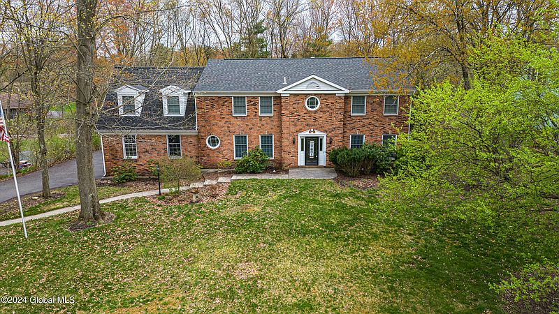 3rd image of 794 Avon Crest Boulevard