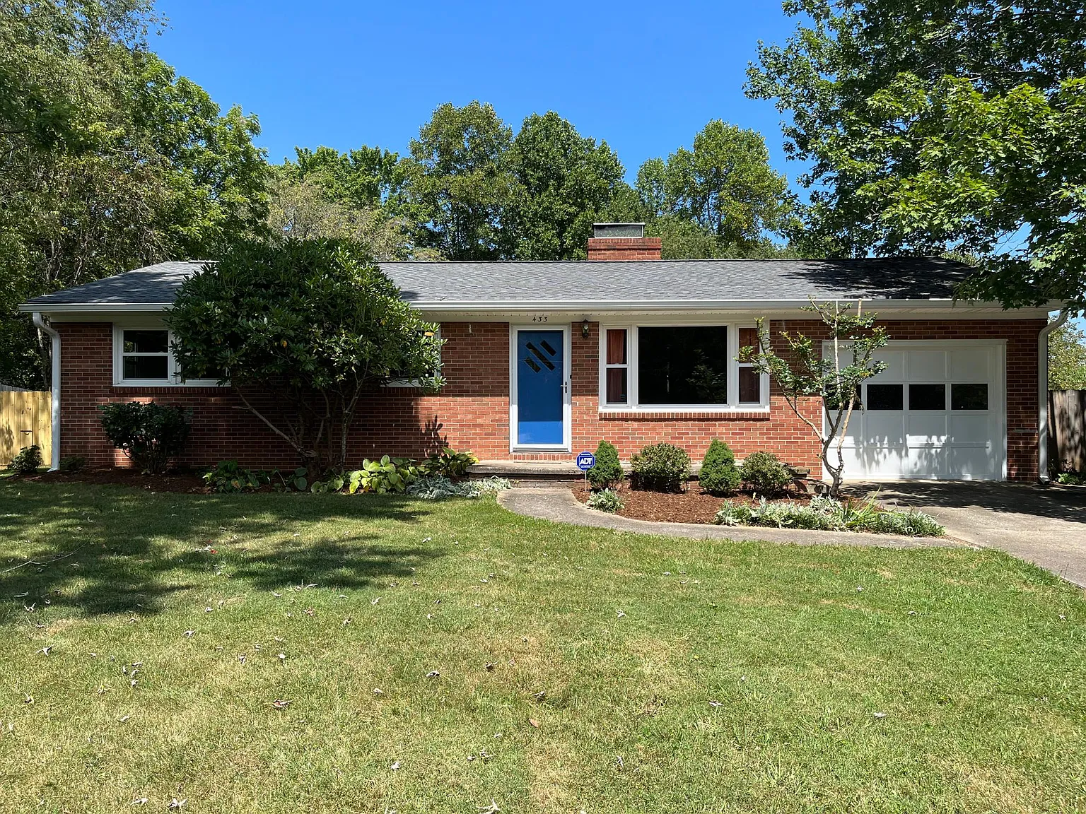 433 Deaverview Rd — Photo 2