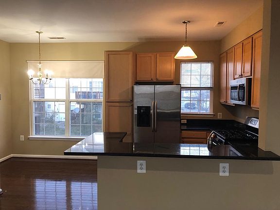 2nd image of 22939 Fontwell Sq