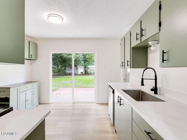 304 W Broussard St — Photo 3