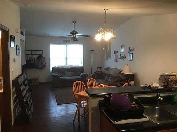 5th image of 3213-3215 Dove Dr #D