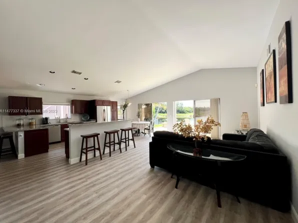 19160 SW 4th St, Pembroke Pines, FL 33029