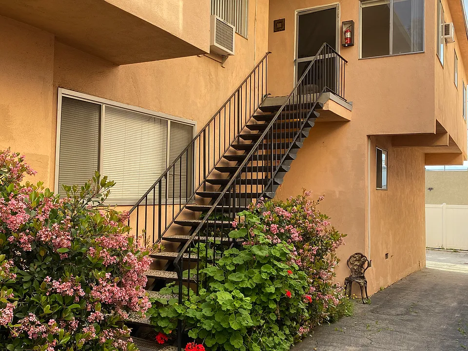 22515 Del Valle St #5