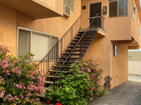 22515 Del Valle St #5, Woodland Hills, CA 91364