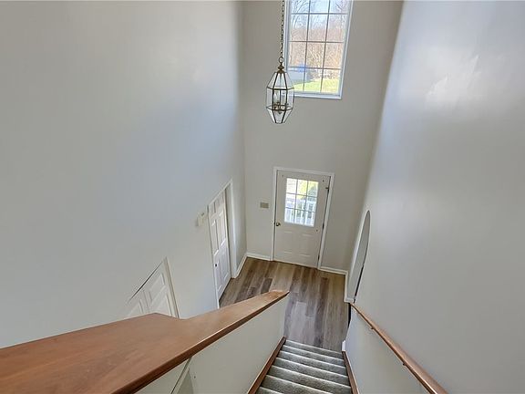 3rd image of 423 Kingsbrook Dr