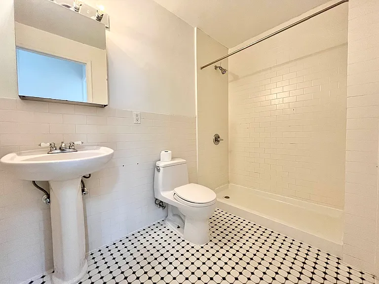324 Melrose St #4A — Photo 14