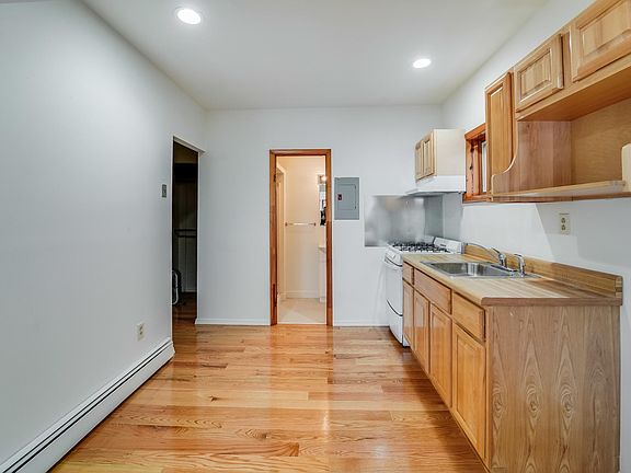 3rd image of 80 Wright Ave