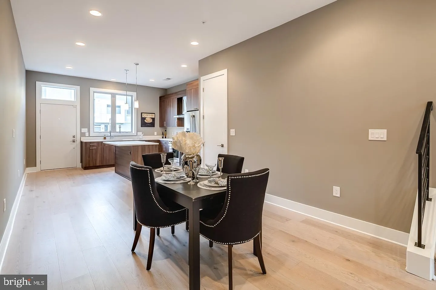 3 bed, 3.0 bath, 2353 sqft, $3,695 — Photo 4