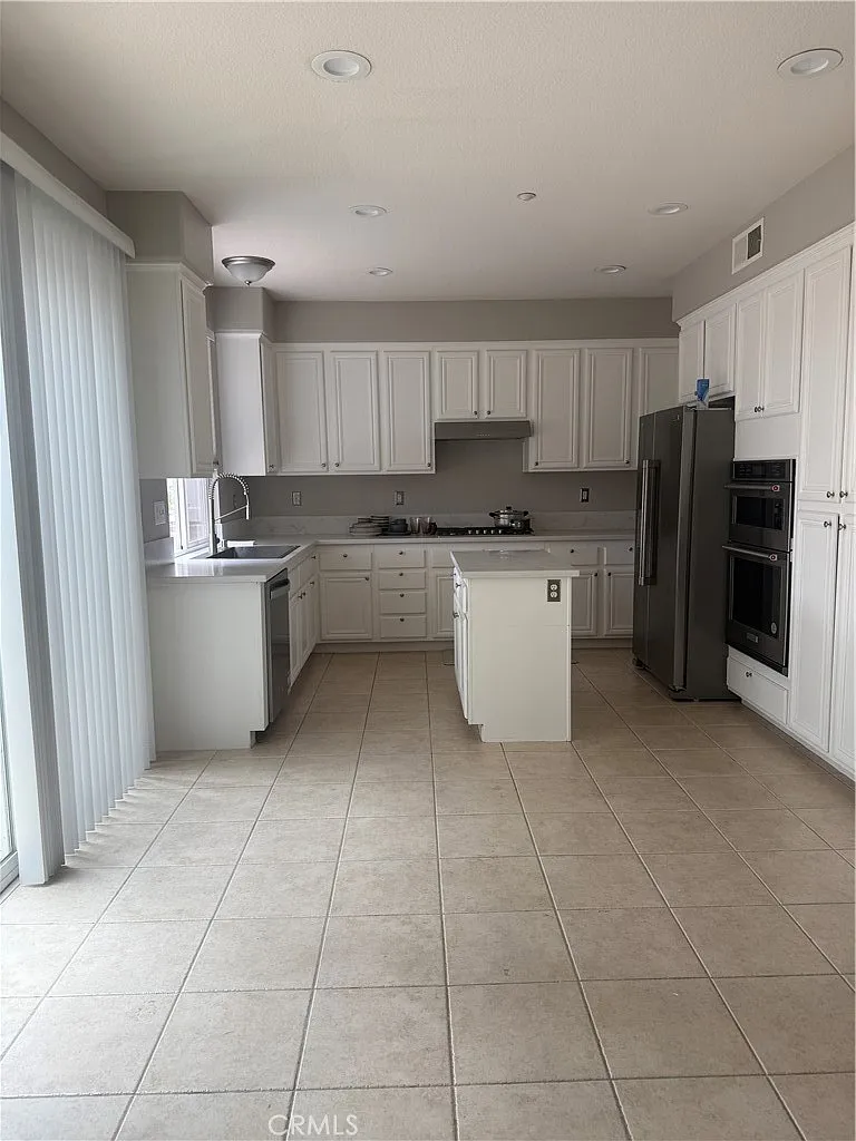 4 bed, 2.5 bath, 2562 sqft, $3,900 — Photo 2