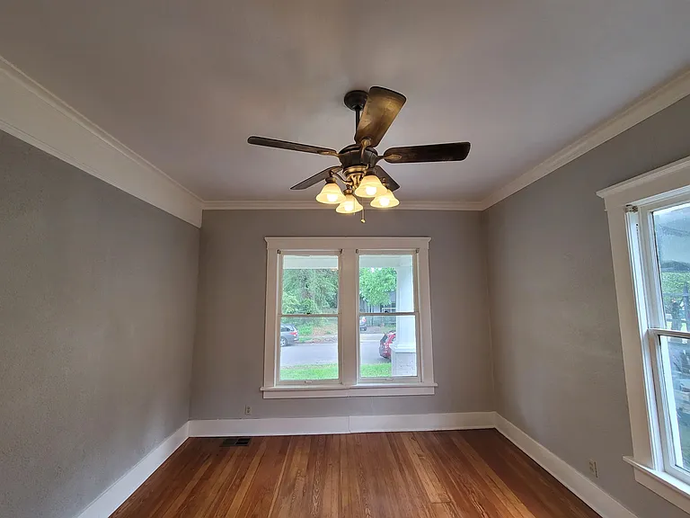 1916 Walker Ave — Photo 2