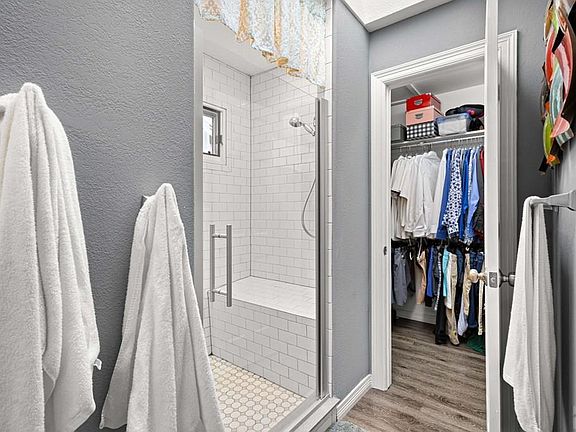 5th image of 32 Ironweed Dr