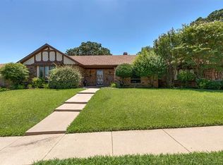 2113 Oakmeadow St, Bedford, TX 76021