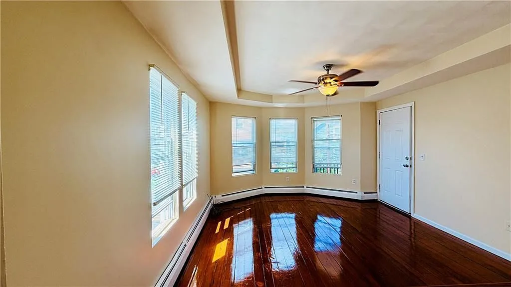 3 bed, 1.0 bath, 1064 sqft, $1,900 — Photo 3