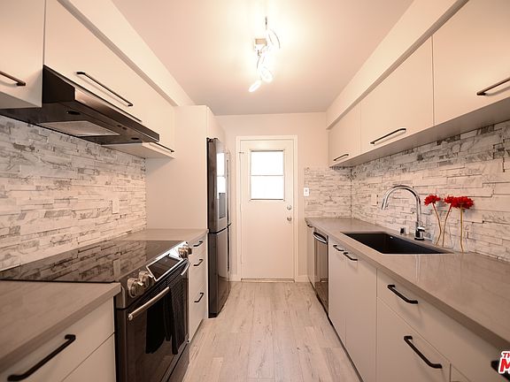 4th image of 18525 Collins St APT A1