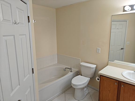 4th image of 8700 Watergate Dr #1