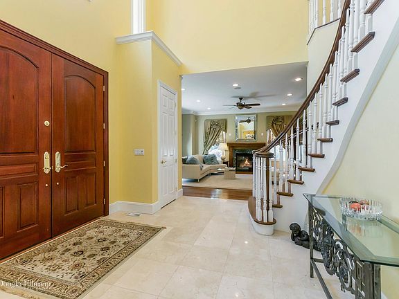 3rd image of 9 Arbor Ln