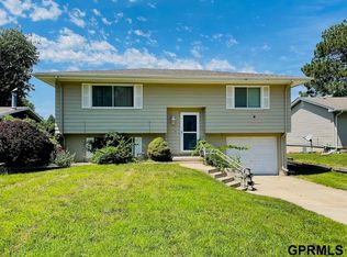 1718 N 106th St, Omaha, NE 68114