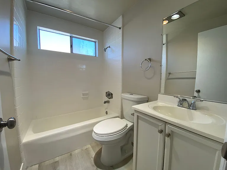 Two Bedroom Apartment Normal Heights with on-site Laundry and small dog friendly! — Photo 7