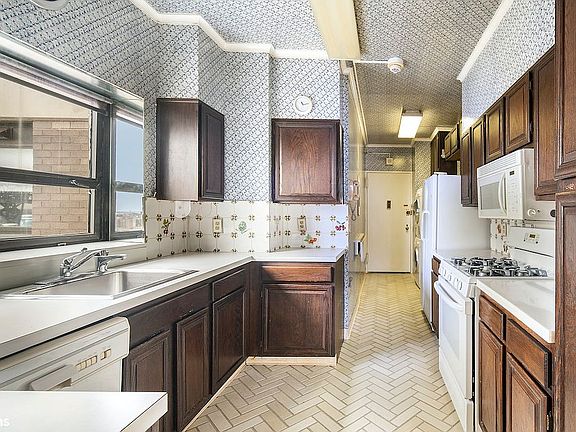 4th image of 425 E 58th St APT 23B