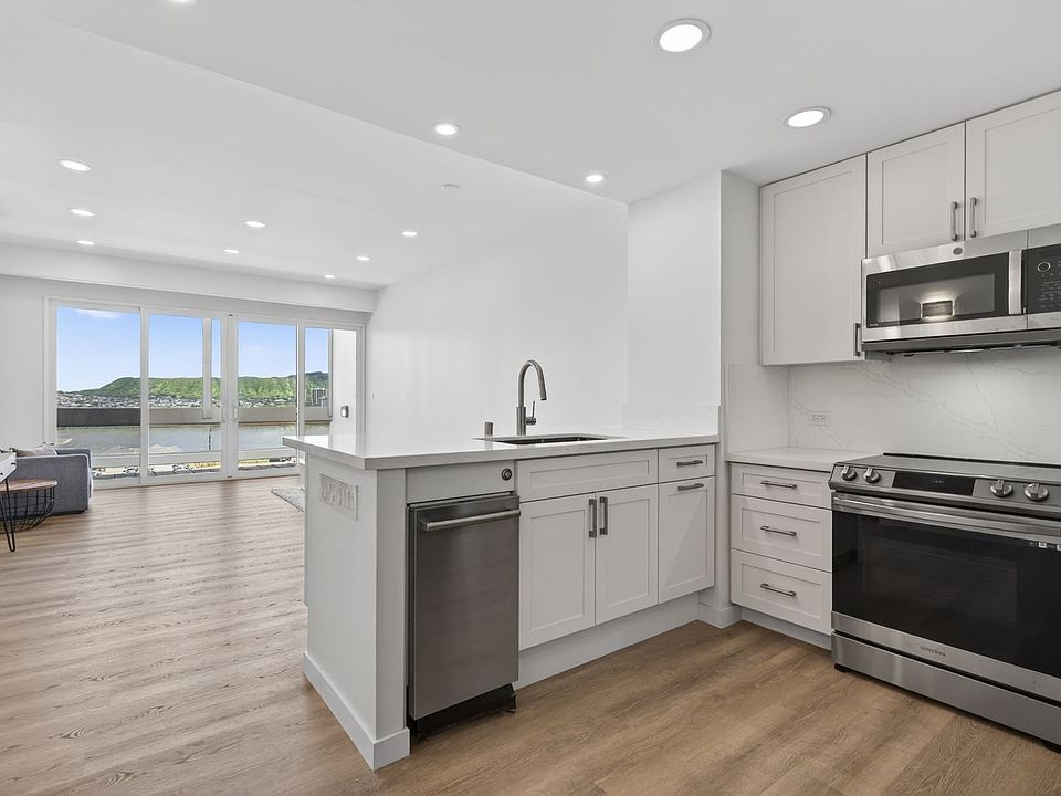 1st image of 500 University Ave #Penthouse 8